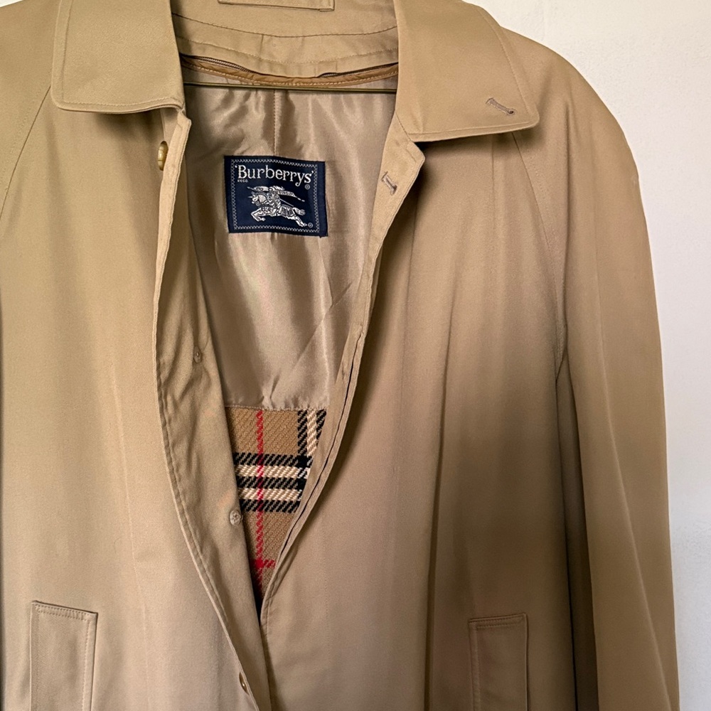 Burberry Tan Classic Trench Coat with Signature Check Lining Novacheck.